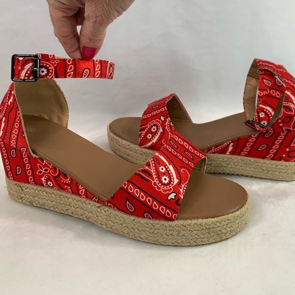 Handkerchief Pattern Platform Wedge Sandals Red Buckle Ankle Strap Size 8 / 39 - Picture 3 of 9